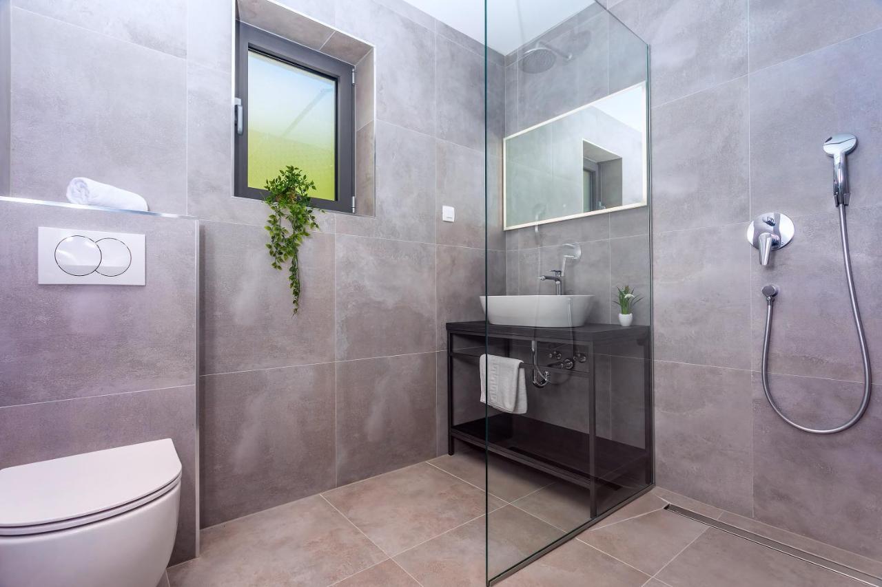Villa Belvedere With Heated Pool, Billiards, Media Room, Sea Views,10 Pax Omiš Exteriér fotografie