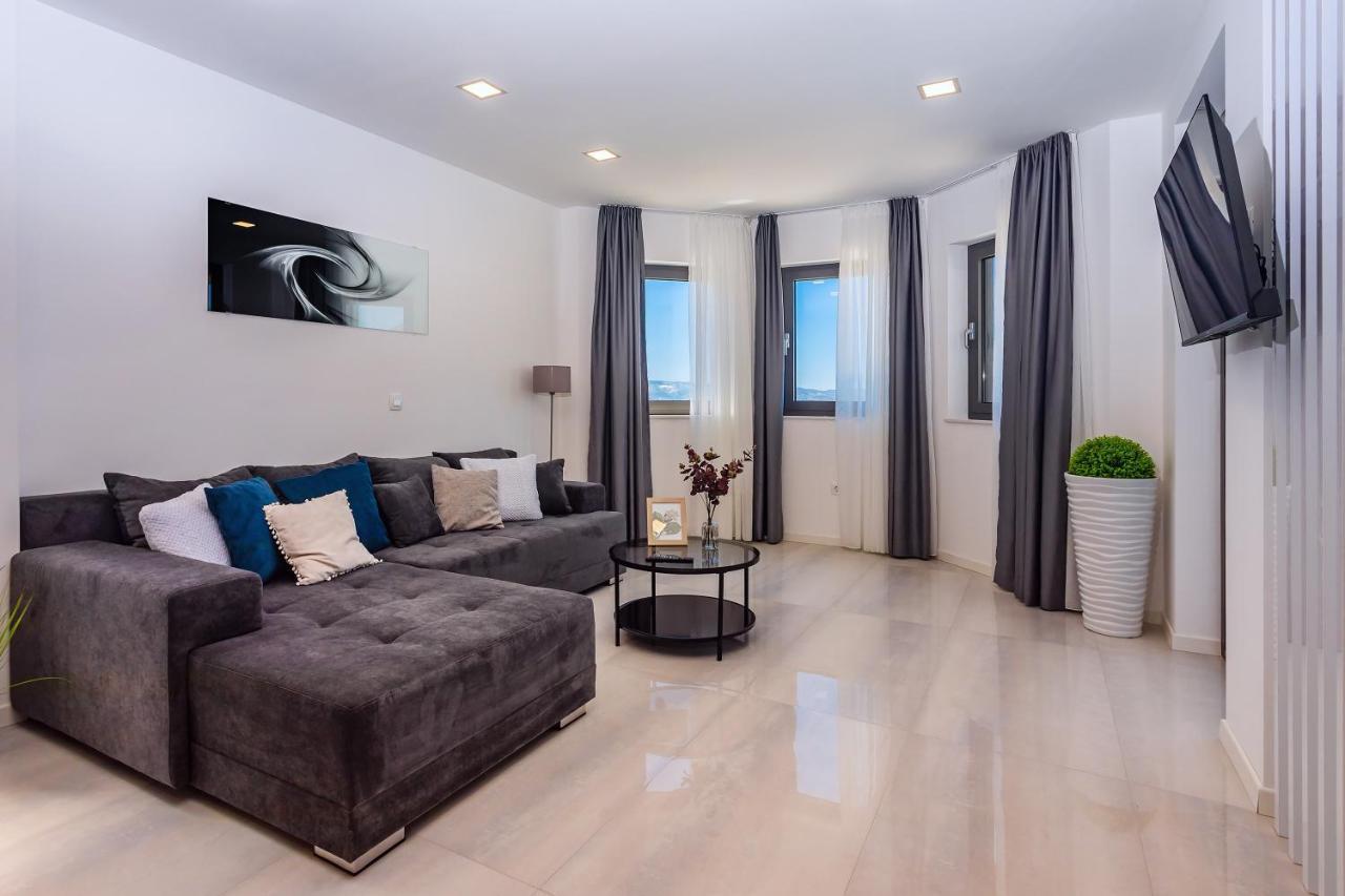 Villa Belvedere With Heated Pool, Billiards, Media Room, Sea Views,10 Pax Omiš Exteriér fotografie