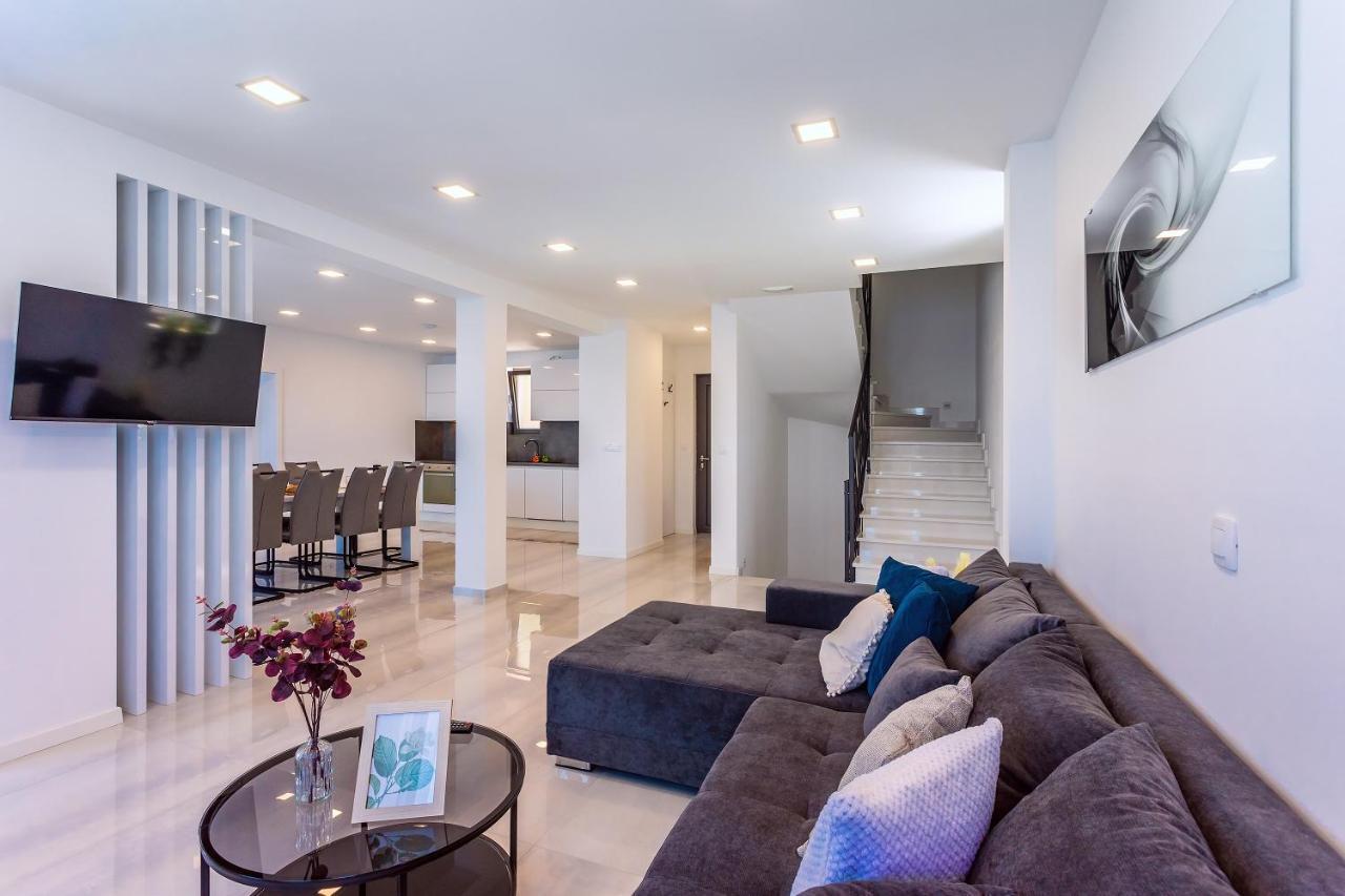 Villa Belvedere With Heated Pool, Billiards, Media Room, Sea Views,10 Pax Omiš Exteriér fotografie