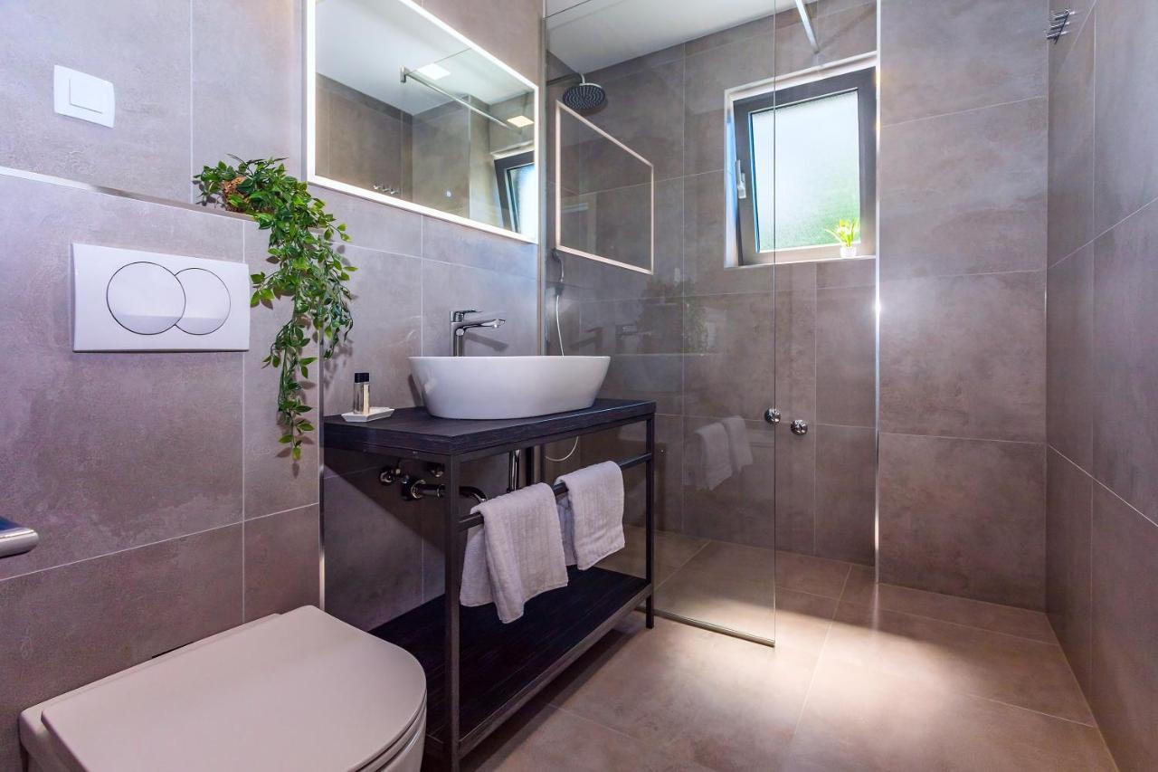 Villa Belvedere With Heated Pool, Billiards, Media Room, Sea Views,10 Pax Omiš Exteriér fotografie